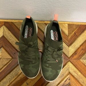 Skechers Womens Ultra Flex-Wild Pursue Sneaker, color: olive, size 6.5